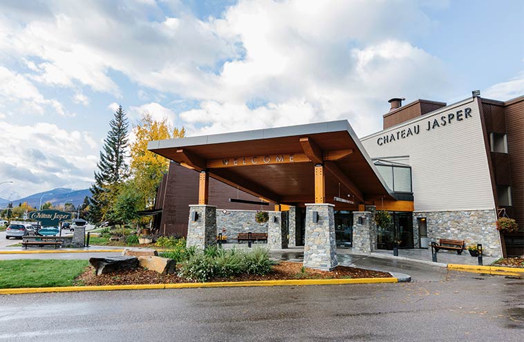 Chateau Jasper Official Page - Cozy hotel in Jasper: pool, pet friendly